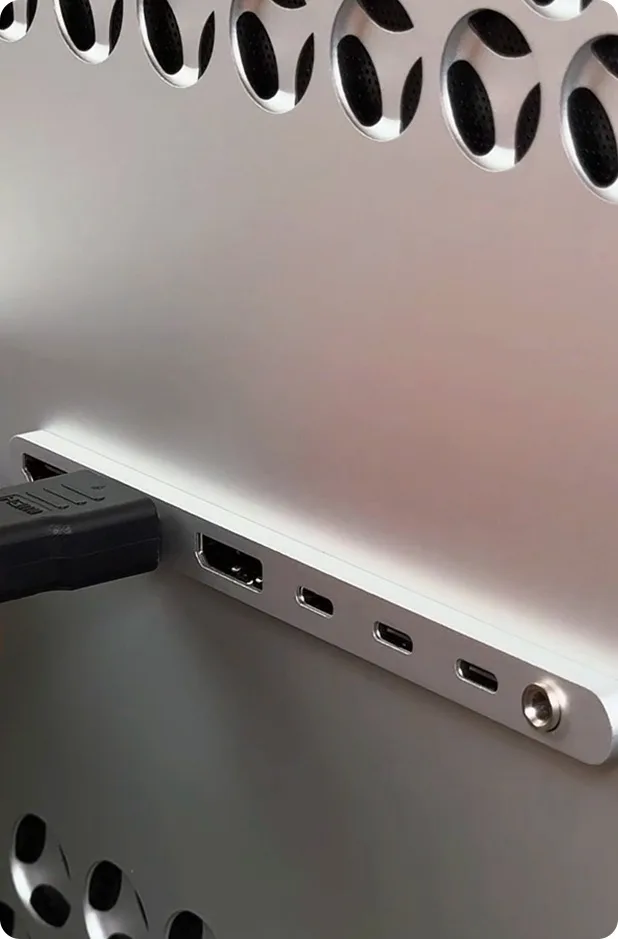 Kuycon monitor w minimalistycznym biurze